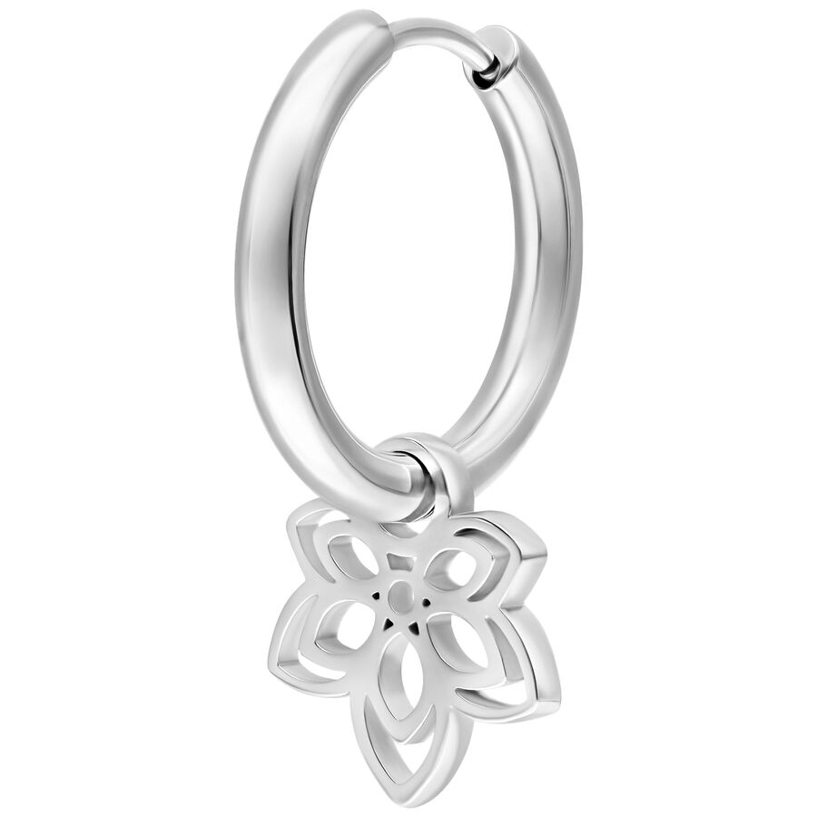Pendientes de plata con colgante de flor sobre fondo blanco