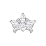 Rifinitura Tiara in metallo argento con cristalli chiari su sfondo bianco