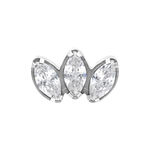 Attacco Marquise color argento con tre cristalli chiari su sfondo bianco