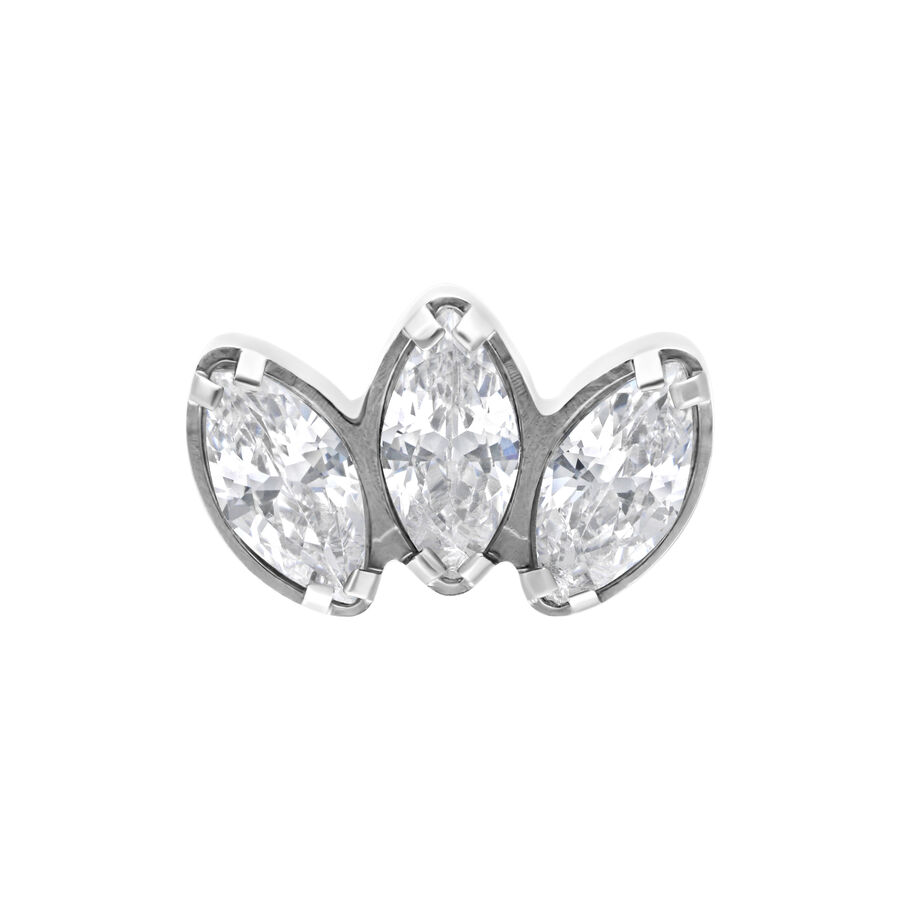 Attacco Marquise color argento con tre cristalli chiari su sfondo bianco