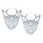 Due orecchini Sphynx Hoops in argento con motivo di gatto su sfondo bianco