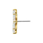 Accessorio dorato con opali sintetici su sfondo bianco