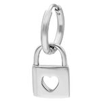 Pendiente plateado con colgante de candado y forma de corazón sobre fondo blanco