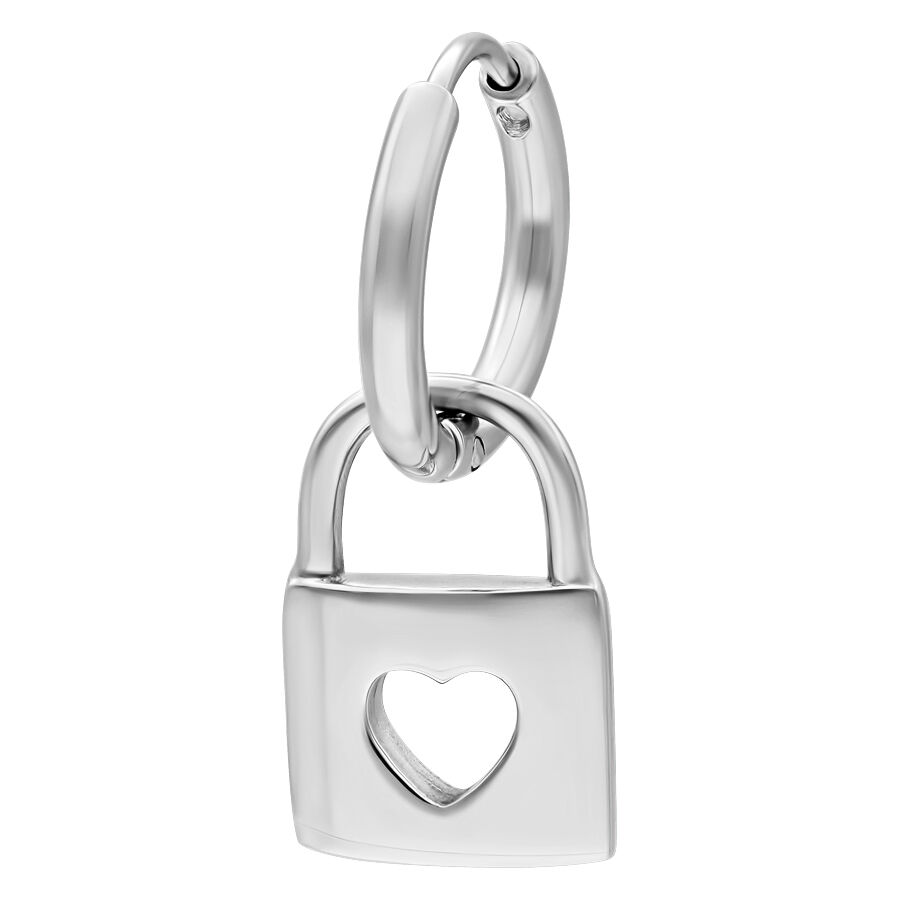 Pendiente plateado con colgante de candado y forma de corazón sobre fondo blanco