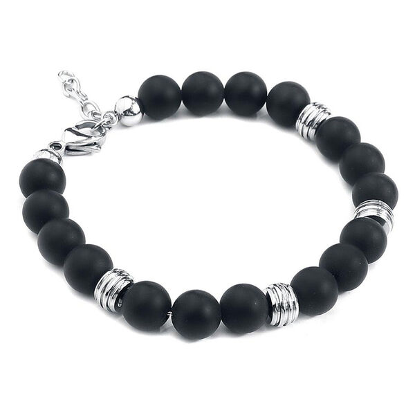 Pulsera negra con perlas mate y anillos plateados sobre fondo blanco