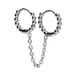 Orecchini doppi in argento con sfere e catena su sfondo bianco