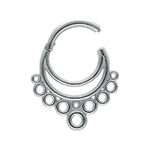 Clicker per setto argento con design a bolle su sfondo bianco