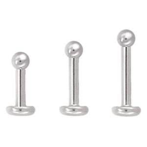 Silbernes Titan Labret mit Kugel Drei silberne Labrets aus Titan mit Kugel auf weißem Hintergrund