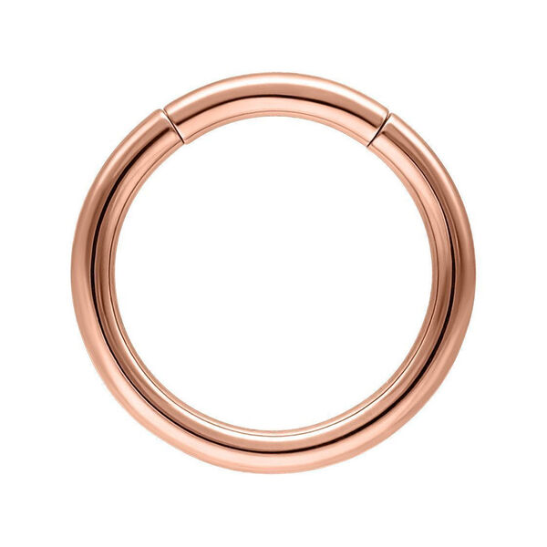 Anillo segmentado en oro rosa con 10mm de diámetro sobre fondo blanco