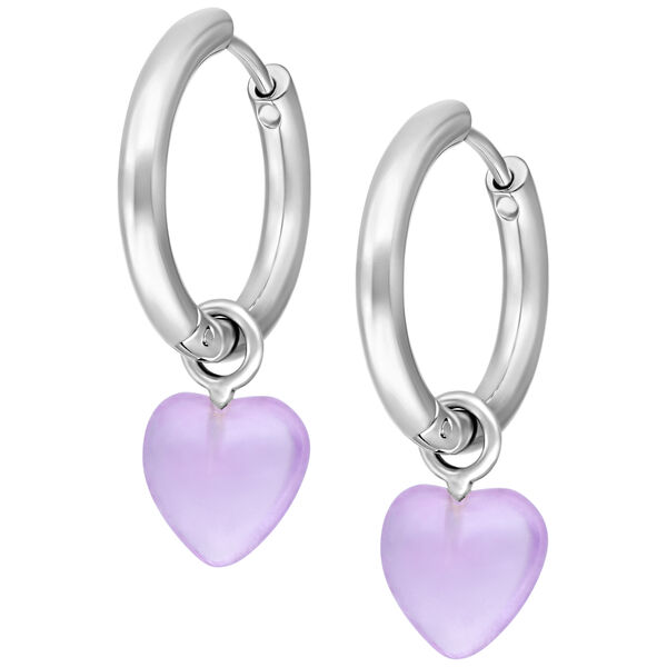 Aros de plata con colgante de amatista en forma de corazón sobre fondo blanco