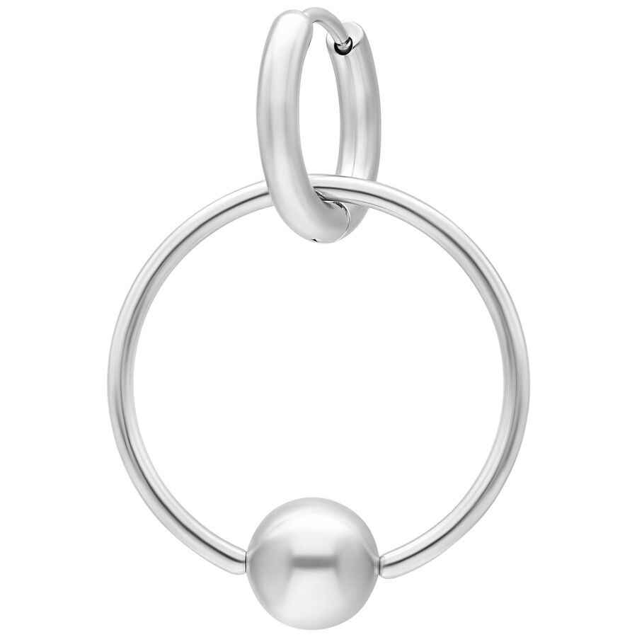 Due orecchini argentati in acciaio inox con chiusura a sfera su sfondo bianco