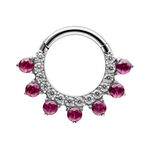 Anillo de piercing plateado con cristales rojos y claros sobre fondo blanco