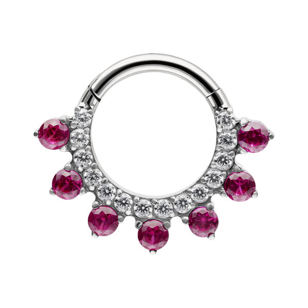 Anillo de piercing plateado con cristales rojos y claros sobre fondo blanco