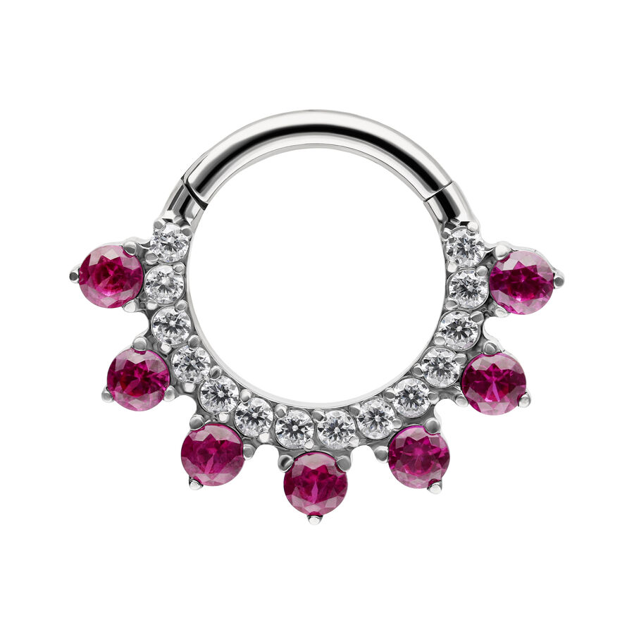Anillo de piercing plateado con cristales rojos y claros sobre fondo blanco