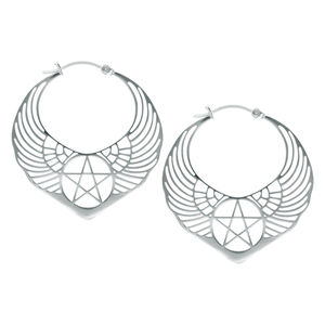 Silberne Winged Pentagram Ohrringe Zwei silberne Ohrringe mit Flügel- und Pentagramm-Design auf weißem Hintergrund