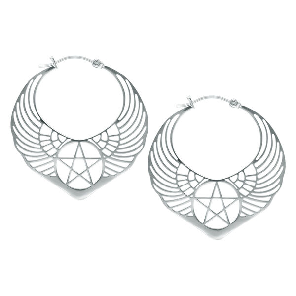 Dos pendientes plateados con diseño de alas y pentagrama sobre fondo blanco