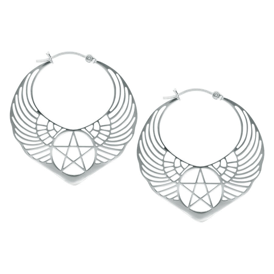 Dos pendientes plateados con diseño de alas y pentagrama sobre fondo blanco