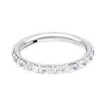 Anillo de piercing plateado con cristales claros sobre fondo blanco