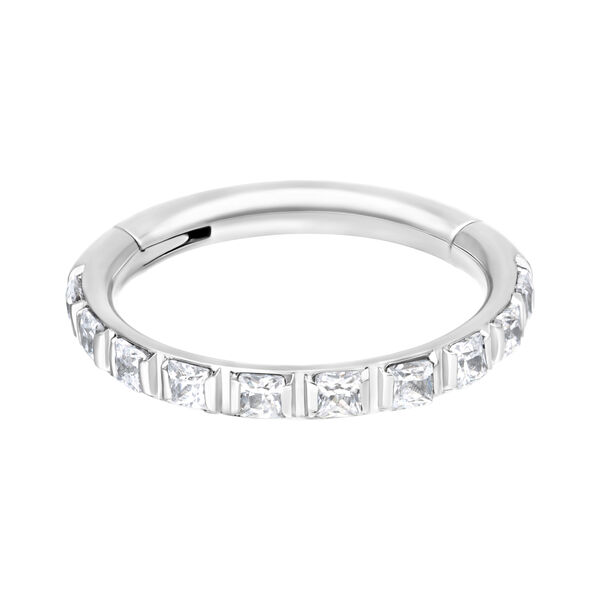 Anillo de piercing plateado con cristales claros sobre fondo blanco