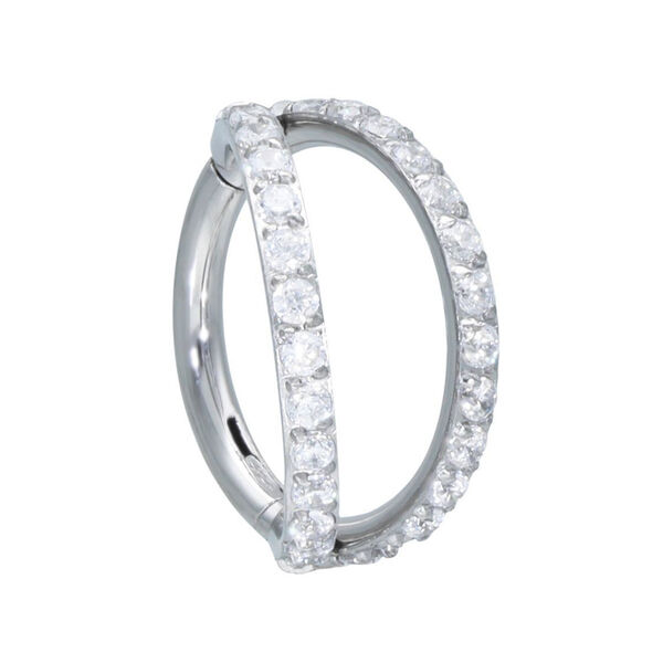 Anillo clicker plateado con doble fila de cristales sobre fondo blanco