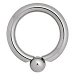 Anillo de piercing de titanio plateado con bola roscada sobre fondo blanco