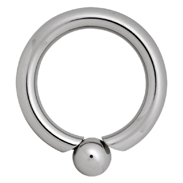 Anillo de piercing de titanio plateado con bola roscada sobre fondo blanco