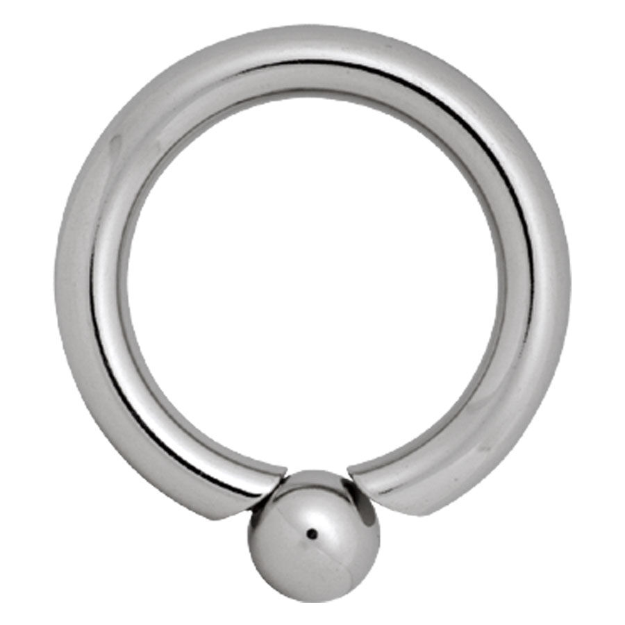 Anillo de piercing de titanio plateado con bola roscada sobre fondo blanco