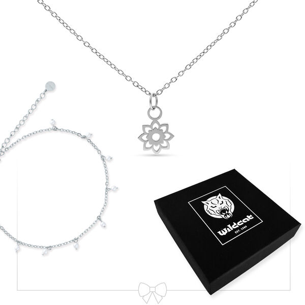 Collar de plata con colgante de flor y pulsera de perlas, caja negra
