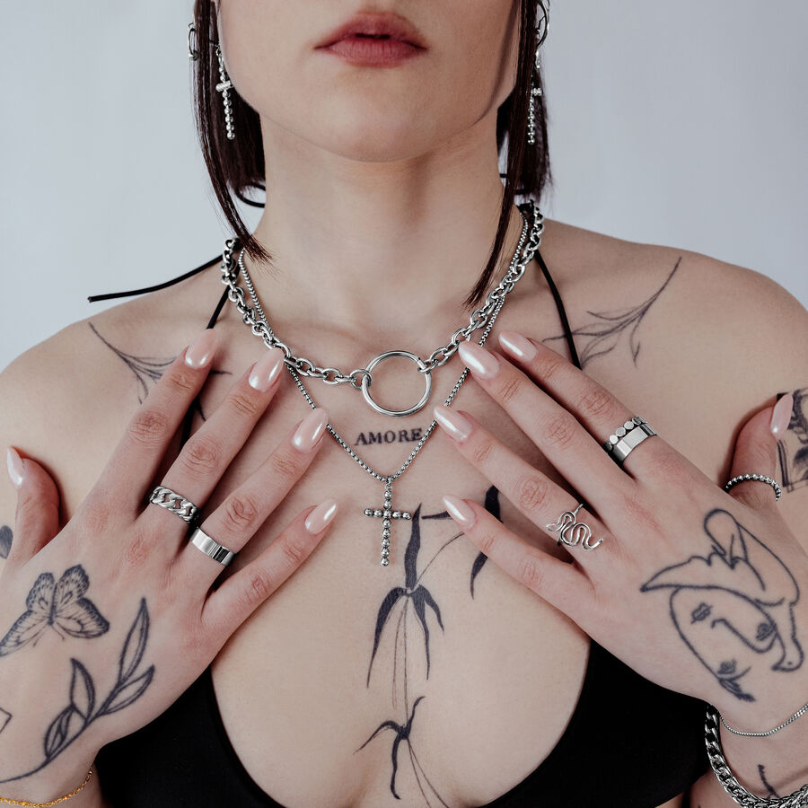 Donna con collana Bubble Cross in argento su sfondo neutro