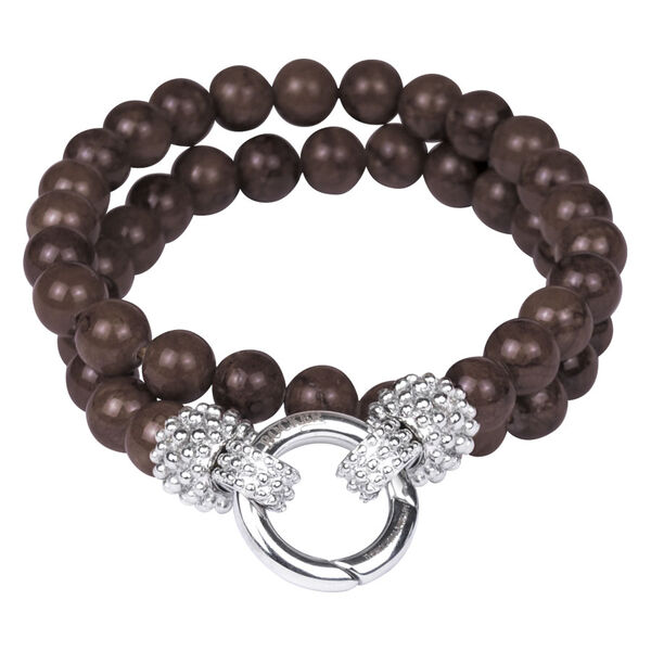 Pulsera de dos hileras de perlas marrón chocolate con cierre plateado sobre fondo blanco