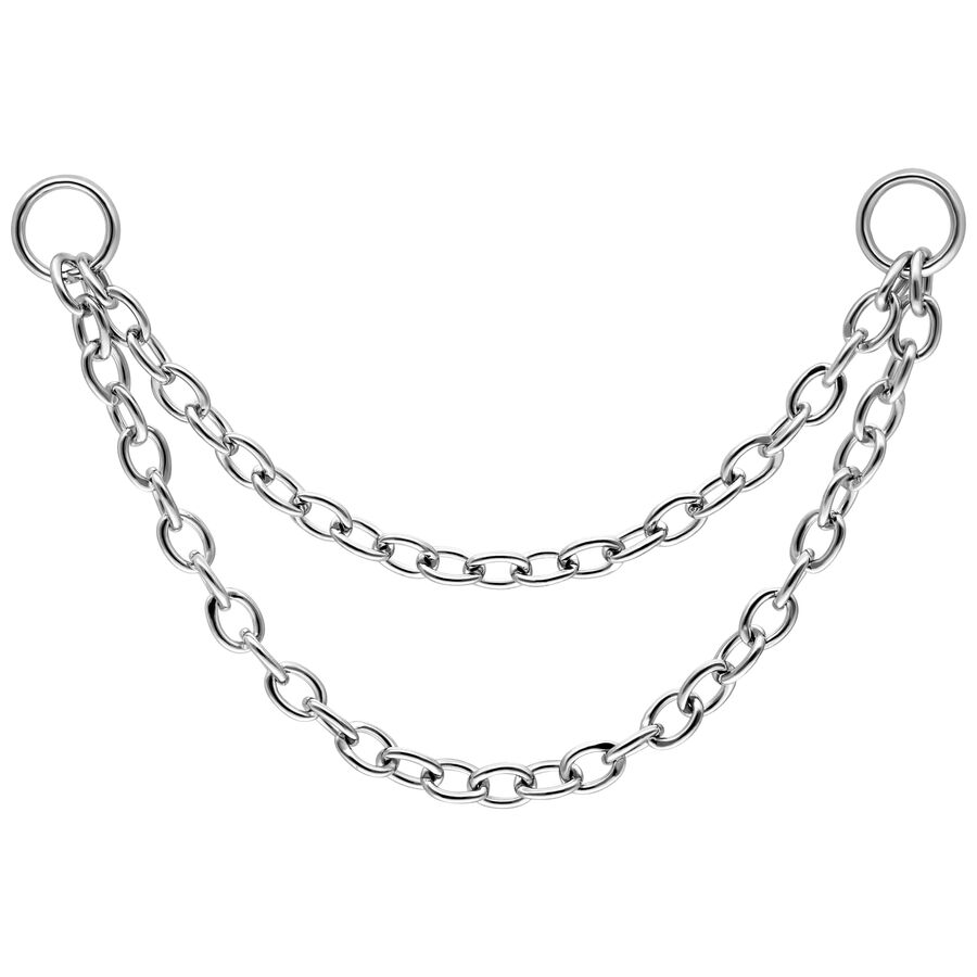 Catena doppia argento con due anelli su sfondo bianco