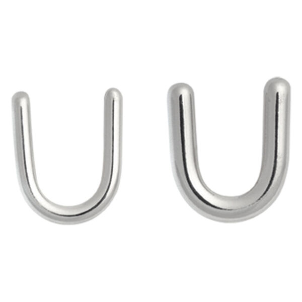 Keeper de septum plateado en forma de U Dos keeper de septum plateados en forma de U de acero quirúrgico sobre fondo blanco