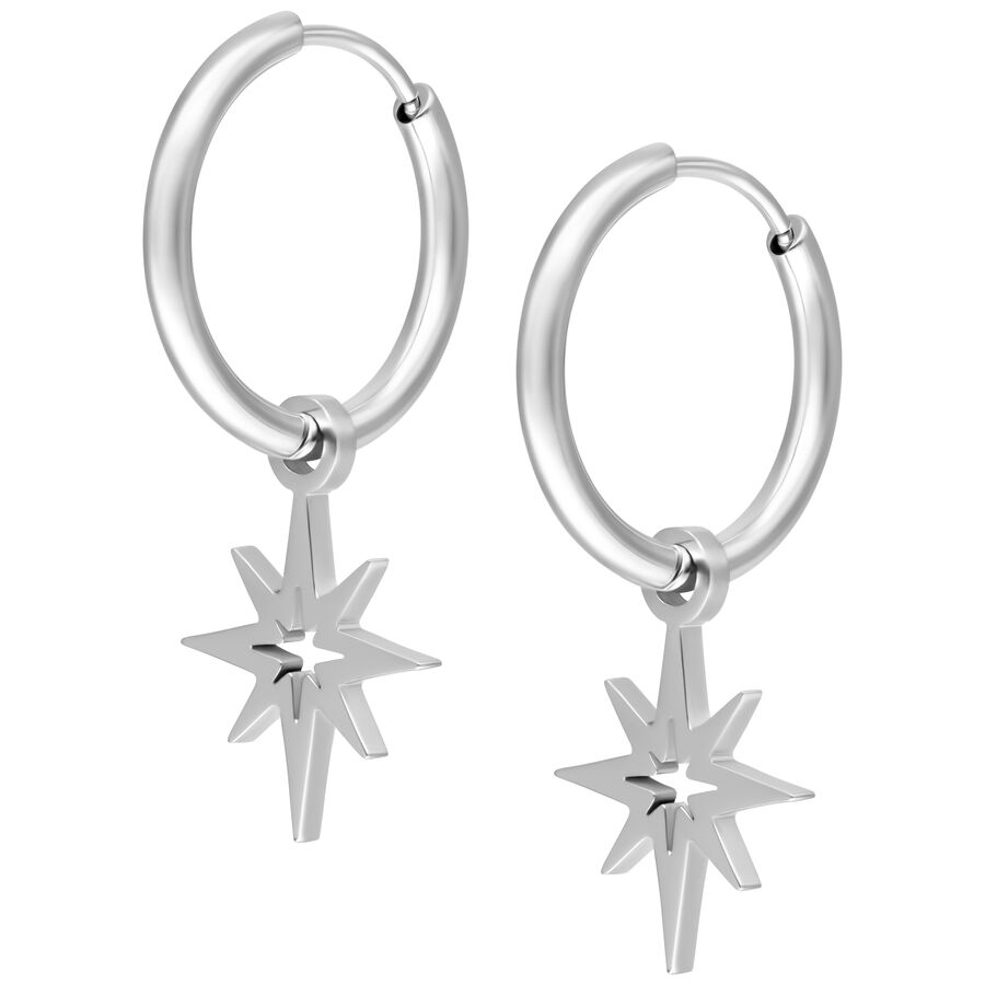 Due cerchi d'argento con ciondolo a forma di stella polare su sfondo bianco