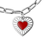 Bracciale argento con ciondolo a cuore rosso su sfondo bianco