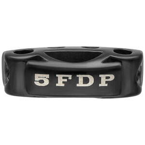 5FDP Charm aus schwarzem Leder und Stahl Schwarzer 5FDP Charm aus Leder und Chirurgenstahl, frontale Ansicht