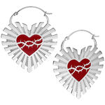 Orecchini d'argento a forma di cuore con decorazione di filo spinato rosso su sfondo bianco