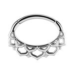 Clicker per setto in argento con design a forma di fiore su sfondo bianco