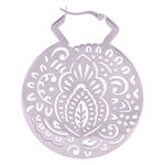 Orecchino rotondo in argento con motivo Mehndi su sfondo bianco