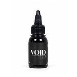Schwarze Flasche Void Tattoo Tinte mit schwarzem Etikett auf weißem Hintergrund