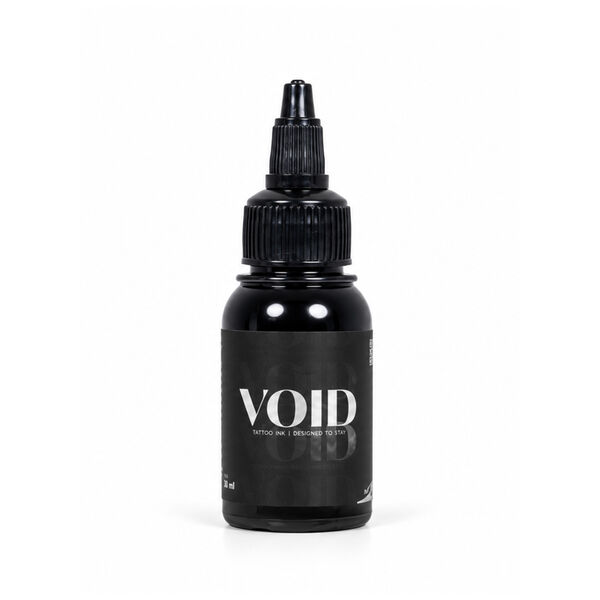 Flacone nero di inchiostro Void Tattoo con etichetta nera su sfondo bianco