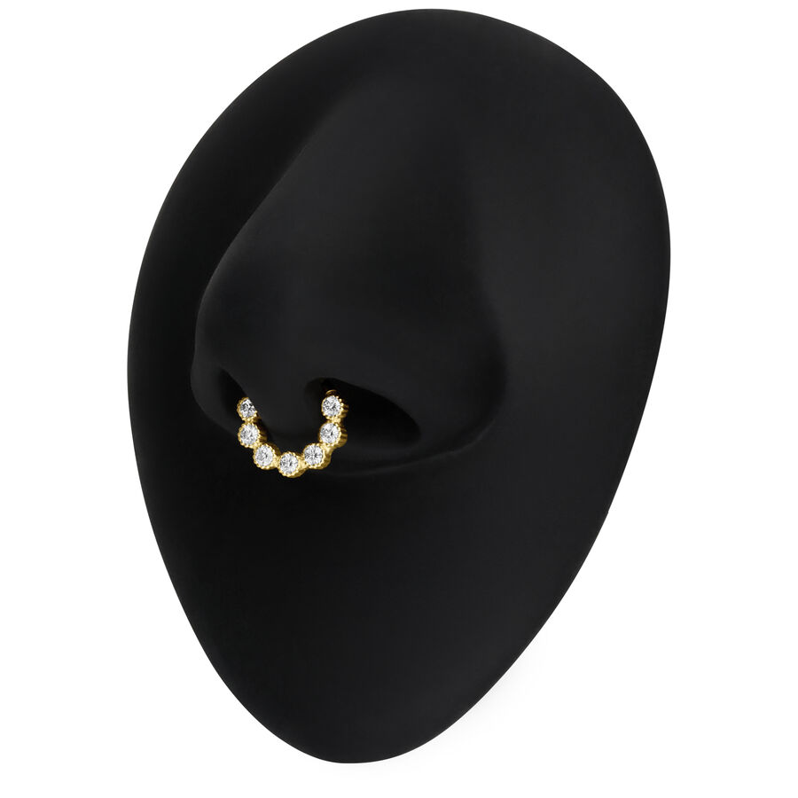 Anello da piercing al setto in oro con cristalli di moissanite su sfondo nero