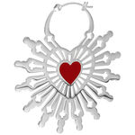 Aros plateados en forma de corazón con corazón rojo y diseño en forma de rayos sobre fondo blanco