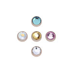 Cinque sfere per piercing in oro rosa con cristalli di vari colori su sfondo bianco