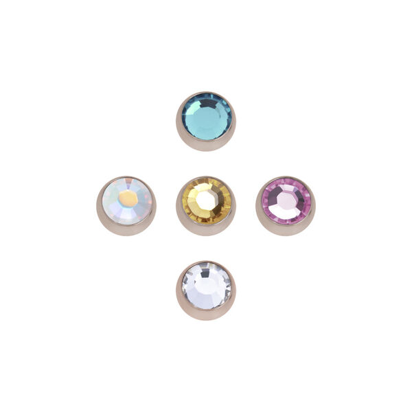Cinco bolas de piercing de oro rosa con diferentes colores de cristal sobre fondo blanco