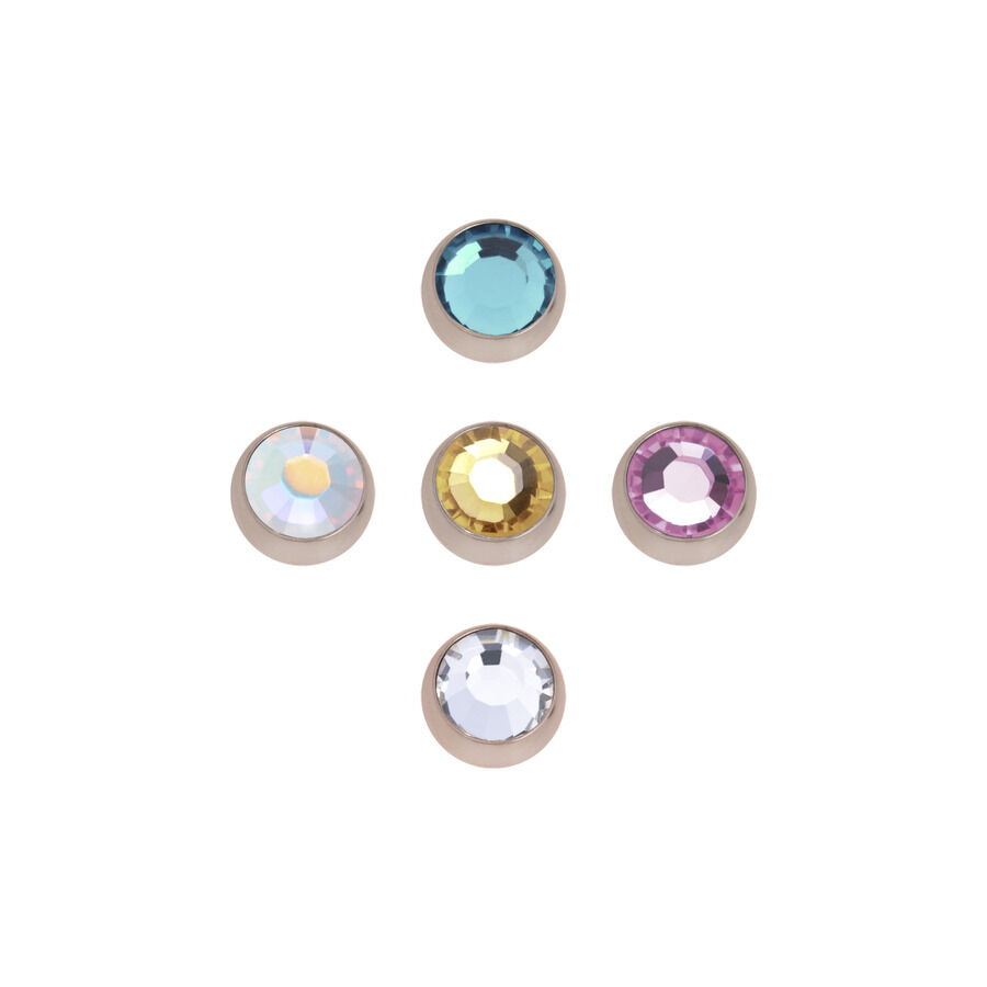 Cinque sfere per piercing in oro rosa con cristalli di vari colori su sfondo bianco
