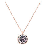 Roségoldene Kette mit Kompass-Anhänger auf weißem Hintergrund