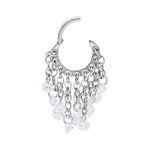 Anello piercing in argento con cristalli chiari pendenti su sfondo bianco