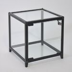 Cubo vetrina in vetro nero con strisce LED su sfondo bianco