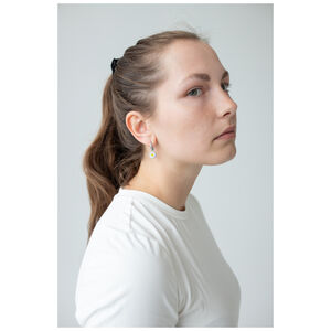 Little Daisy Hoops im eleganten Design Frau mit langen Haaren trägt Little Daisy Hoops Ohrringe
