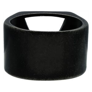 Vintage Schwarzer Dreieck-Ring aus Stahl Schwarzer Stahlring mit dreieckiger Öffnung auf weißem Hintergrund